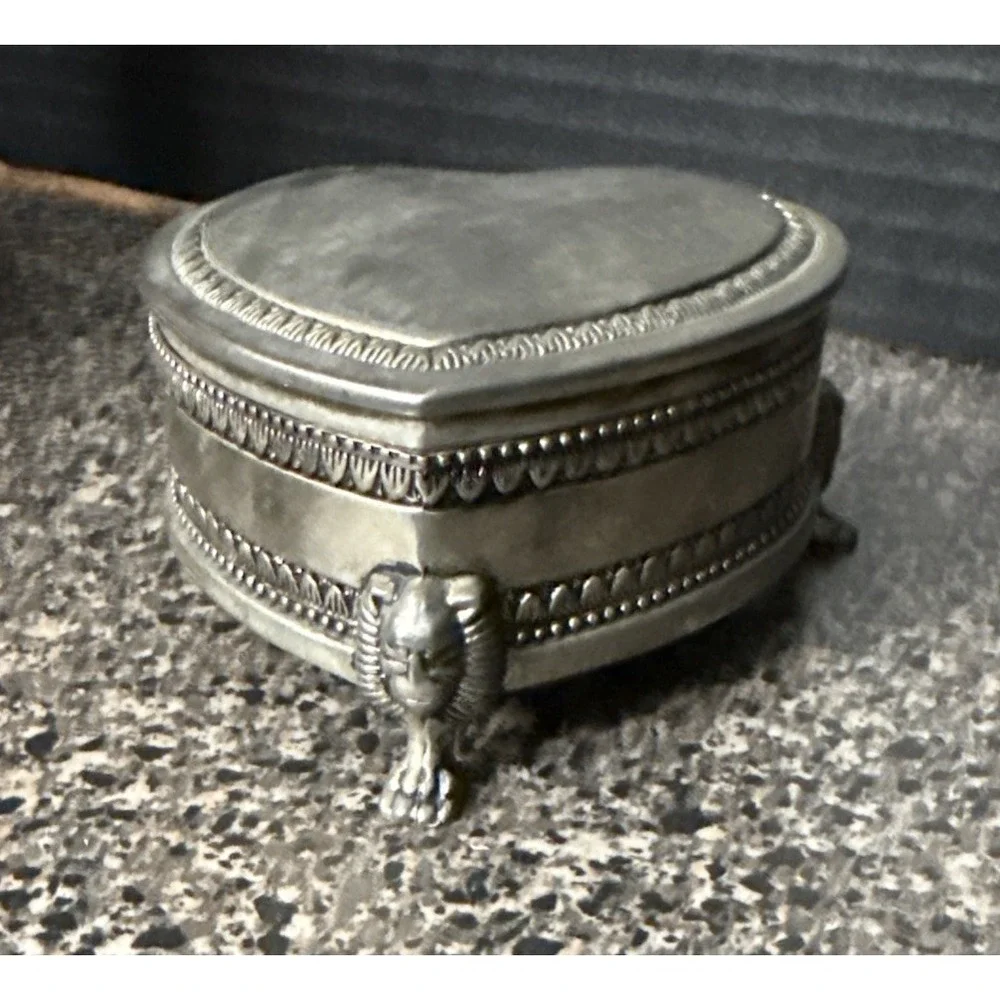 Vintage Victorian-Style Heart Jewelry Box Silver-Tone‎ Lion Head Feet 4